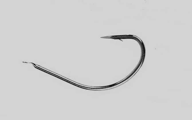 丸世鱼钩和袖钩大小对比，尺寸差不多，但丸世鱼钩的强度略高！